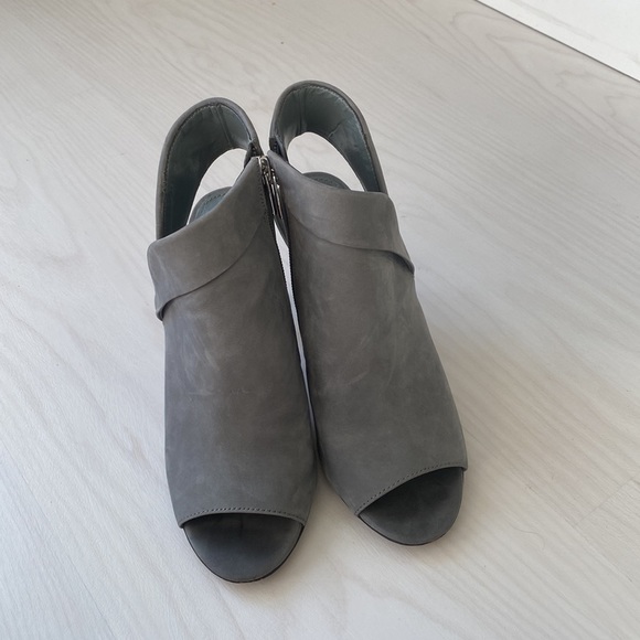 Vince Camuto 6.5M Cholia Grey Leather - Picture 3 of 9